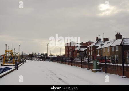 Il fiume Haven accanto alla High Street nella neve nel febbraio 2021 Foto Stock