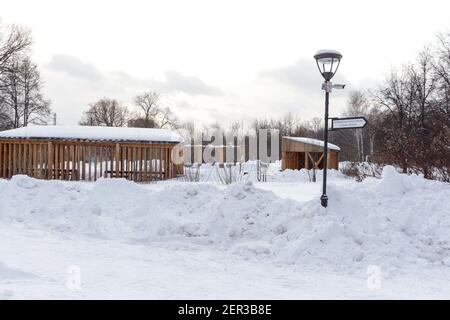 Mosca, Russia-12 febbraio 2021: Parco innevato "Giardino del futuro". Una giornata invernale gelida. Foto Stock