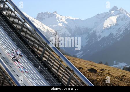 Oberstdorf, Germania. 28 Feb 2021. Sci nordico: Coppa del mondo, salto con gli sci - squadra mista, mista, prova. Ryoyu Kobayashi dal Giappone in azione. Credit: Daniel Karmann/dpa/Alamy Live News Foto Stock