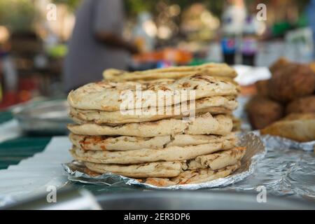 Chapati-azzime tortillas, un mercato alimentare popolare Zanzibar, Africa Foto Stock