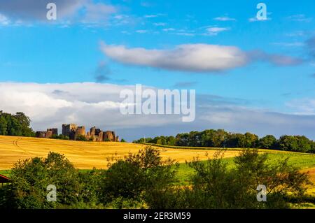 Goodrich Castello una rovina normanna medievale vicino al ponte di kerne La Valle di Wye tra Monmouth e Ross su Wye in Herefordshire Inghilterra Regno Unito Foto Stock