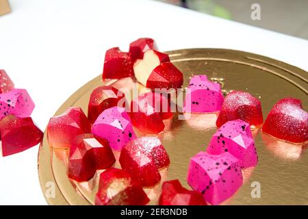 Deliziose caramelle al cioccolato, primo piano, colori diversi Foto Stock
