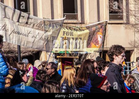 1-19-2020 Tulsa USA - manifestanti anti anti anti-aborto con i loro segni e. una croce in un centro rally Foto Stock