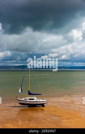 Barche a Swansea Bay vista da Mumbles Beach sul Costa sud-est della penisola di Gower vicino a Swansea in Galles del Sud Regno Unito Foto Stock