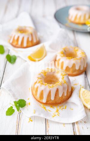 Mini torte al limone impacchettate con smalto al limone Foto Stock