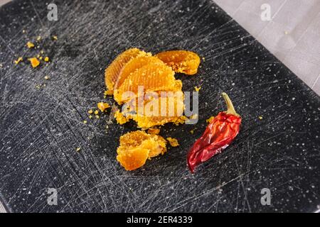 Primo piano di fette di bottarga (uova di pesce essiccate) e peperoncino Foto Stock