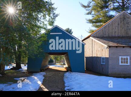 UPPER FREEHOLD, NJ -25 FEB 2021 - Vista invernale della storica Walnford, un caratteristico villaggio mulino a Crosswicks Creek Park, Monmouth County, New Jersey, Unit Foto Stock