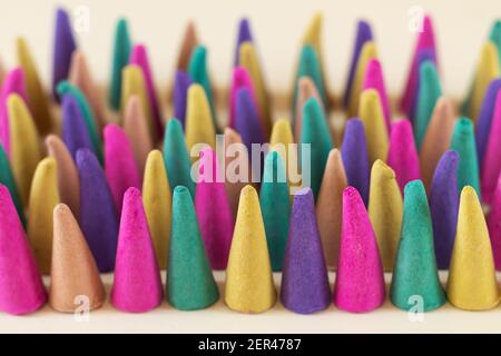 Tradizionali coni di incenso colorati naturali da vicino su sfondo beige  Foto stock - Alamy