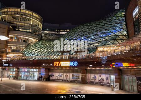 Polonia, Varsavia, centro commerciale Zlote Tarasy e complesso di intrattenimento di notte, architettura moderna nella capitale Foto Stock