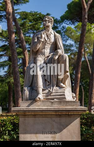 Statua del poeta Lord Byron (1788-1824) ai giardini di Villa Borghese a Roma Foto Stock