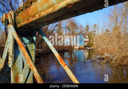 UPPER FREEHOLD, NJ -25 FEB 2021- Vista invernale del mulino blu nella storica Walnford, un caratteristico villaggio mulino a Crosswicks Creek Park, Monmouth County, Foto Stock