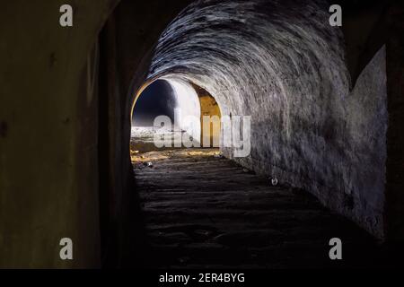 Tunnel scuro nel vecchio bunker sovietico abbandonato. Foto Stock
