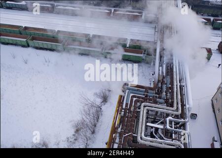 Tubi danneggiati in fabbrica, fuoriescono alcuni gas nocivi. Foto Stock