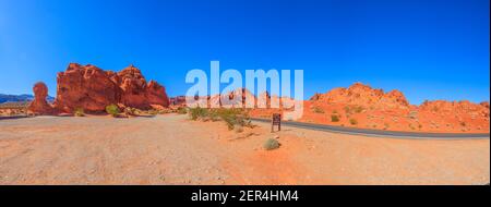 Modifiche fotografiche nel Valley of Fire state Park in Nevada USA nei cieli azzurri e con rosso brillante Formazioni rocciose nel pomeriggio a Januar Foto Stock