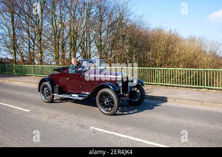 1928 20s maroon pre-guerra 1200cc Austin Roadster; traffico veicolare, veicoli in movimento, auto classiche, veicoli vecchi che guidano su strade del Regno Unito, motori, motori di ieri sulla rete stradale del Regno Unito. Foto Stock