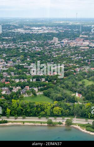 Fotografia aerea di Milwaukee, Wisconsin, in un giorno estivo sovrastato. Foto Stock