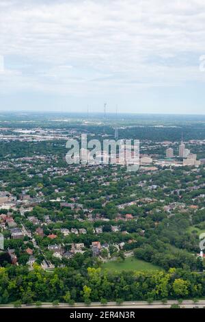 Fotografia aerea di Milwaukee, Wisconsin, in un giorno estivo sovrastato. Foto Stock