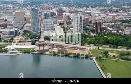 Fotografia aerea di Milwaukee, Wisconsin, in un giorno estivo sovrastato. Foto Stock