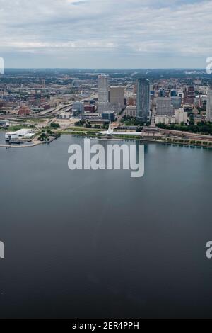 Fotografia aerea di Milwaukee, Wisconsin, in un giorno estivo sovrastato. Foto Stock