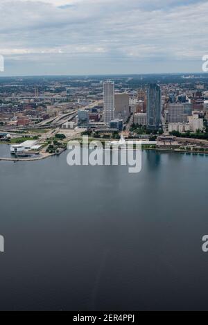 Fotografia aerea di Milwaukee, Wisconsin, in un giorno estivo sovrastato. Foto Stock