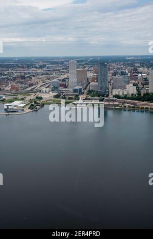 Fotografia aerea di Milwaukee, Wisconsin, in un giorno estivo sovrastato. Foto Stock