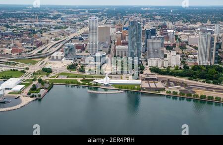 Fotografia aerea di Milwaukee, Wisconsin, in un giorno estivo sovrastato. Foto Stock