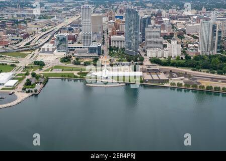 Fotografia aerea di Milwaukee, Wisconsin, in un giorno estivo sovrastato. Foto Stock