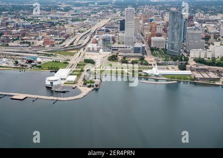 Fotografia aerea di Milwaukee, Wisconsin, in un giorno estivo sovrastato. Foto Stock