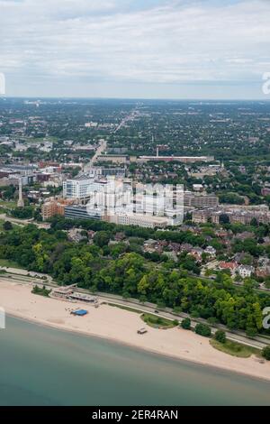 Fotografia aerea di Milwaukee, Wisconsin, in un giorno estivo sovrastato. Foto Stock