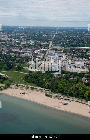 Fotografia aerea di Milwaukee, Wisconsin, in un giorno estivo sovrastato. Foto Stock