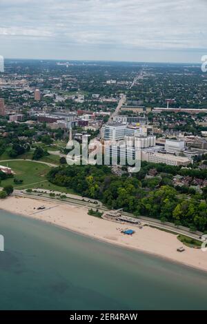 Fotografia aerea di Milwaukee, Wisconsin, in un giorno estivo sovrastato. Foto Stock