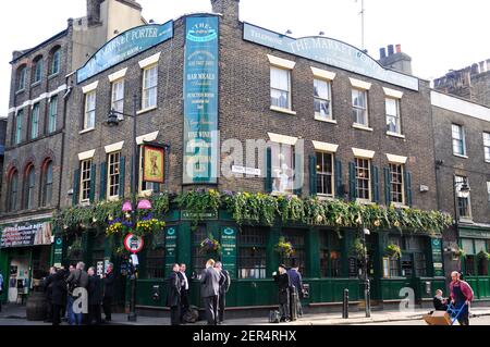 Persone che chiacchierano fuori dal Market Porter pub, Borough Market, Londra Foto Stock