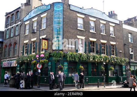 Persone che chiacchierano fuori dal Market Porter pub, Borough Market, Londra Foto Stock