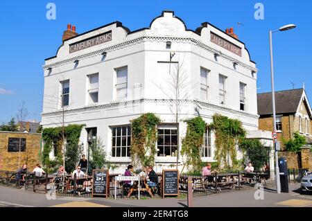 Persone che chiacchierano fuori dal pub Canbury Arms, Kingston upon Thames, Londra Foto Stock