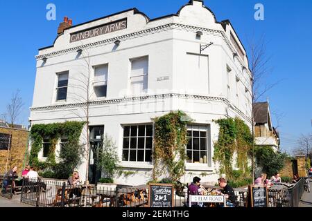 Persone che chiacchierano fuori dal pub Canbury Arms, Kingston upon Thames, Londra Foto Stock