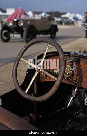 Cruscotto auto d'epoca e volante a Vintage Revival Montlhery A Linas, Francia Foto Stock