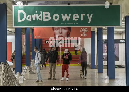 La stazione della metropolitana di Broadway-Lafayette a New York è decorata, grazie alla sponsorizzazione di Spotify, con immagini e opere d'arte raffiguranti e ispirate alla vita della rock star David Bowie. La mostra si ispira al popolare spettacolo David Bowie attualmente al Brooklyn Museum ed è installata nel quartiere dove visse la tarda rock star. Inoltre, l'MTA sta pubblicando MetroCard a tema David Bowie da collezione. L'arte sarà in mostra fino a maggio 13. (ÂPhoto di Richard B. Levine)
