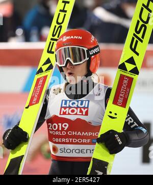 Oberstdorf, Germania. 28 Feb 2021. Sci nordico: Campionato del mondo, salto con gli sci - salto a squadre miste, misto, 2° turno. Katharina Althaus reagisce dopo il salto. Credit: Daniel Karmann/dpa/Alamy Live News Foto Stock