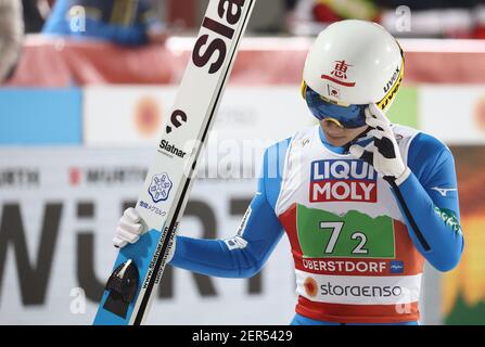 Oberstdorf, Germania. 28 Feb 2021. Sci nordico: Campionato del mondo, salto con gli sci - salto a squadre miste, misto, 2° turno. Yukiya Sato dal Giappone reagisce. Credit: Daniel Karmann/dpa/Alamy Live News Foto Stock