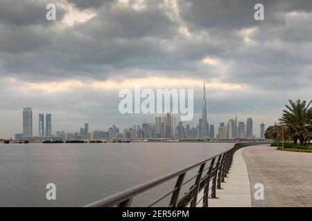 Dubai, Emirati Arabi Uniti, 27 febbraio 2021: Skyline di dubai sopra Creek a sundrie Foto Stock