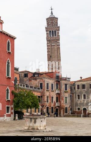 Il campanile pendente / campanile di Santo Stefano, campo Sant'Angelo, San Marco, Venezia, Italia Foto Stock