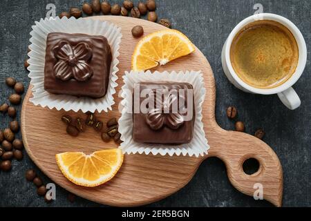 Dolci torte di waffle su un tavolo di legno e una tazza di caffè, vista dall'alto Foto Stock