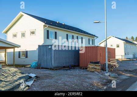 Bella vista di casa in legno bianco in costruzione su sfondo blu cielo. Svezia. Foto Stock