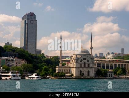 Istanbul, Turchia - 14 giugno 2019: Moschea Dolmabahce a Istanbul. La moschea si trova vicino al Bosforo tra gli edifici nuovi e moderni, Kabatas, Istanb Foto Stock