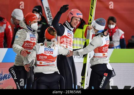 Team Germania con Markus EISENBICHLER (GER), Katharina ALTHAUS, Anna RUPPRECHT e Karl GEIGER (GER), giubilazione, gioia, entusiasmo, vincitore, vincitore. Sci Jumping Mixed Normal Hill Team, Ski Jumping Mixed Team, Team Jumping Normal Hill FIS Nordic World Ski Championships 2021 a Oberstdorf dal 22.02.-07.03.2021. | utilizzo in tutto il mondo Foto Stock