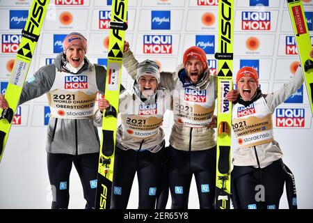 Team Germania con da sinistra: Karl GEIGER (GER), Anna RUPPRECHT, Markus EISENBICHLER (GER) e Katharina ALTHAUS giubilo, gioia, entusiasmo, vincitore, vincitore. Sci Jumping Mixed Normal Hill Team, Ski Jumping Mixed Team, Team Jumping Normal Hill FIS Nordic World Ski Championships 2021 a Oberstdorf dal 22.02.-07.03.2021. | utilizzo in tutto il mondo Foto Stock