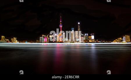 Luci colorate e skyline futuristico di grattacieli sul fiume di grattacieli di Shanghai pudong, Cina Foto Stock