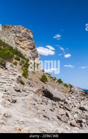 Paesaggio Crimea in estate. Il sentiero del Golitsyn sale sulla roccia. Costa del Mar Nero in una giornata di sole, Novyi Svit, comune di Sudak, Crimea Foto Stock