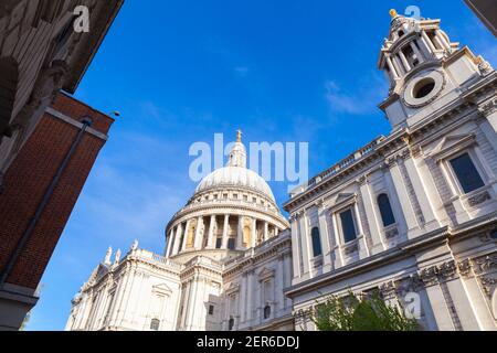 Cattedrale di Saint Paul sotto il cielo blu in una giornata di sole, Londra, Regno Unito Foto Stock