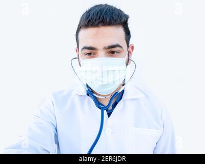 Ragazzo arabo che usa stetoscopio per ascoltare la frequenza cardiaca della gente Foto Stock